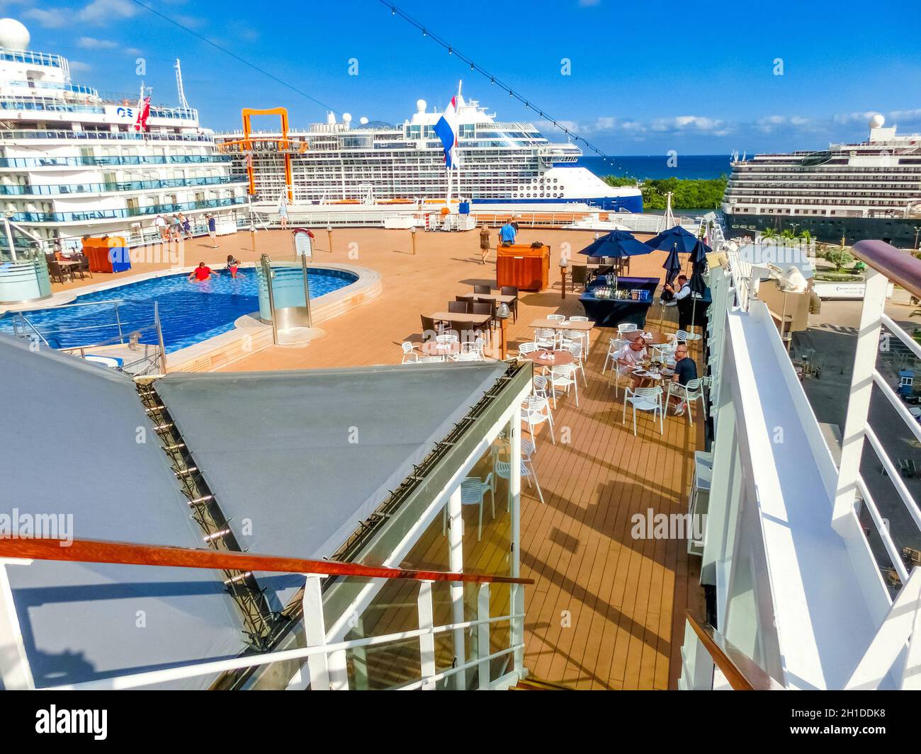 Fort Lauderdale - Dezember 1, 2019: Upper Deck von Holland America Kreuzfahrtschiff Eurodam im Seaport Port Everglades in Fort Lauderdale, Florida Stockfoto