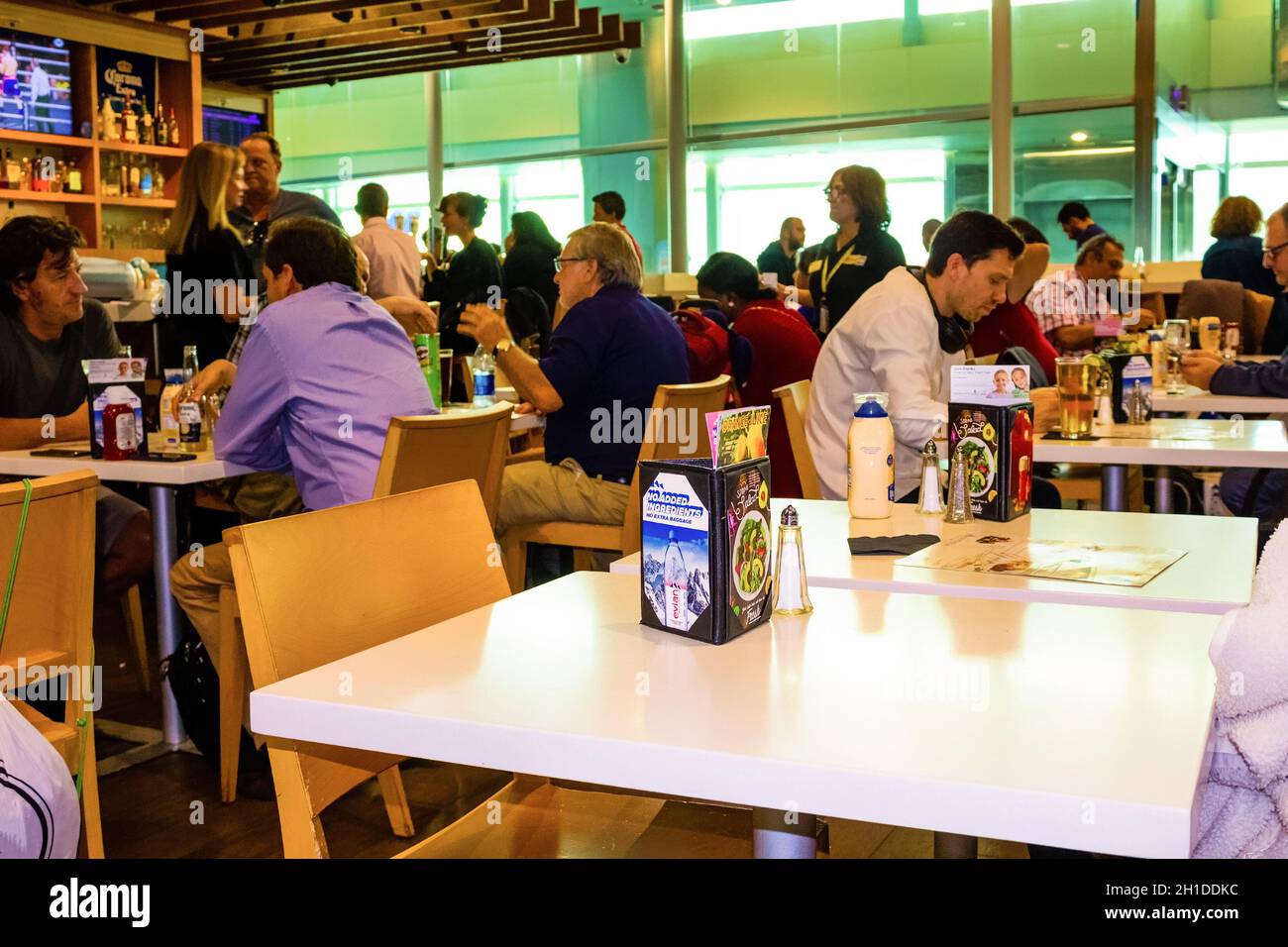 Miami, Florida, USA - 12. Dezember 2019: Travelers Inside Cafe am Miami International Airport in Miami FL. Der Flughafen belegt in den Vereinigten Staaten den ersten Platz Stockfoto