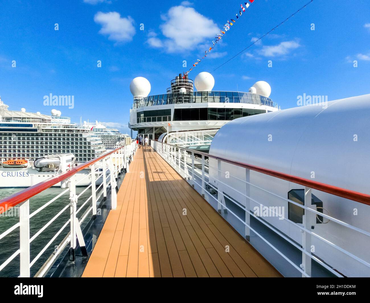 Fort Lauderdale - Dezember 1, 2019: Upper Deck von Holland America Kreuzfahrtschiff Eurodam im Seaport Port Everglades in Fort Lauderdale, Florida Stockfoto