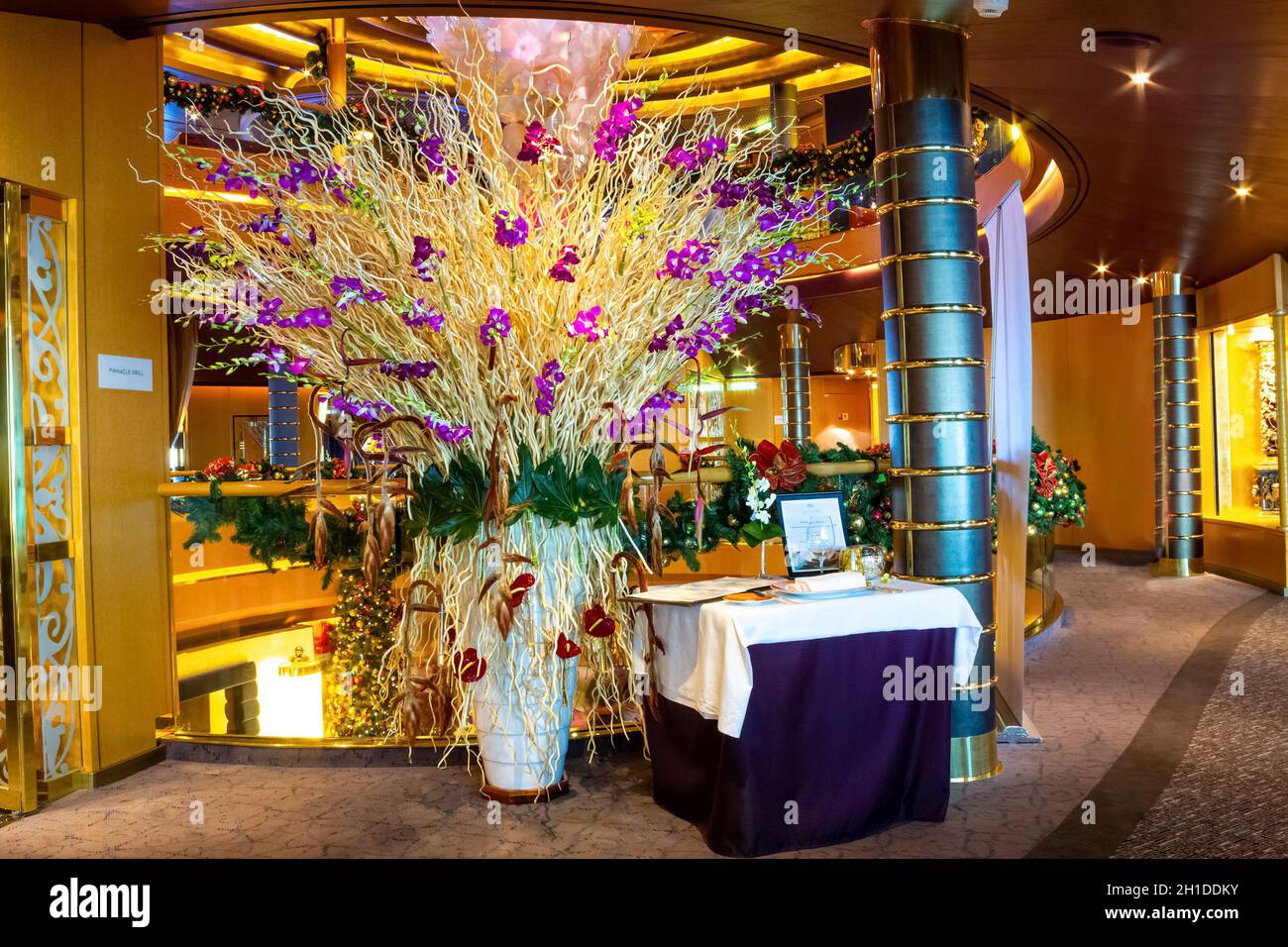 Fort Lauderdale - 9. Dezember 2019: Das Innere des Atrium Holland Amerika Kreuzfahrt-Schiff Eurodam am Seehafen Port Everglades in Fort Lauderdale, Florida Stockfoto