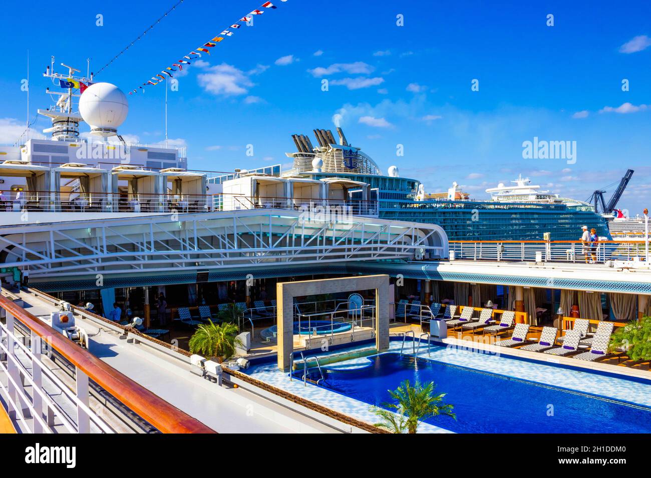 Fort Lauderdale - Dezember 1, 2019: Upper Deck von Holland America Kreuzfahrtschiff Eurodam im Seaport Port Everglades in Fort Lauderdale, Florida Stockfoto