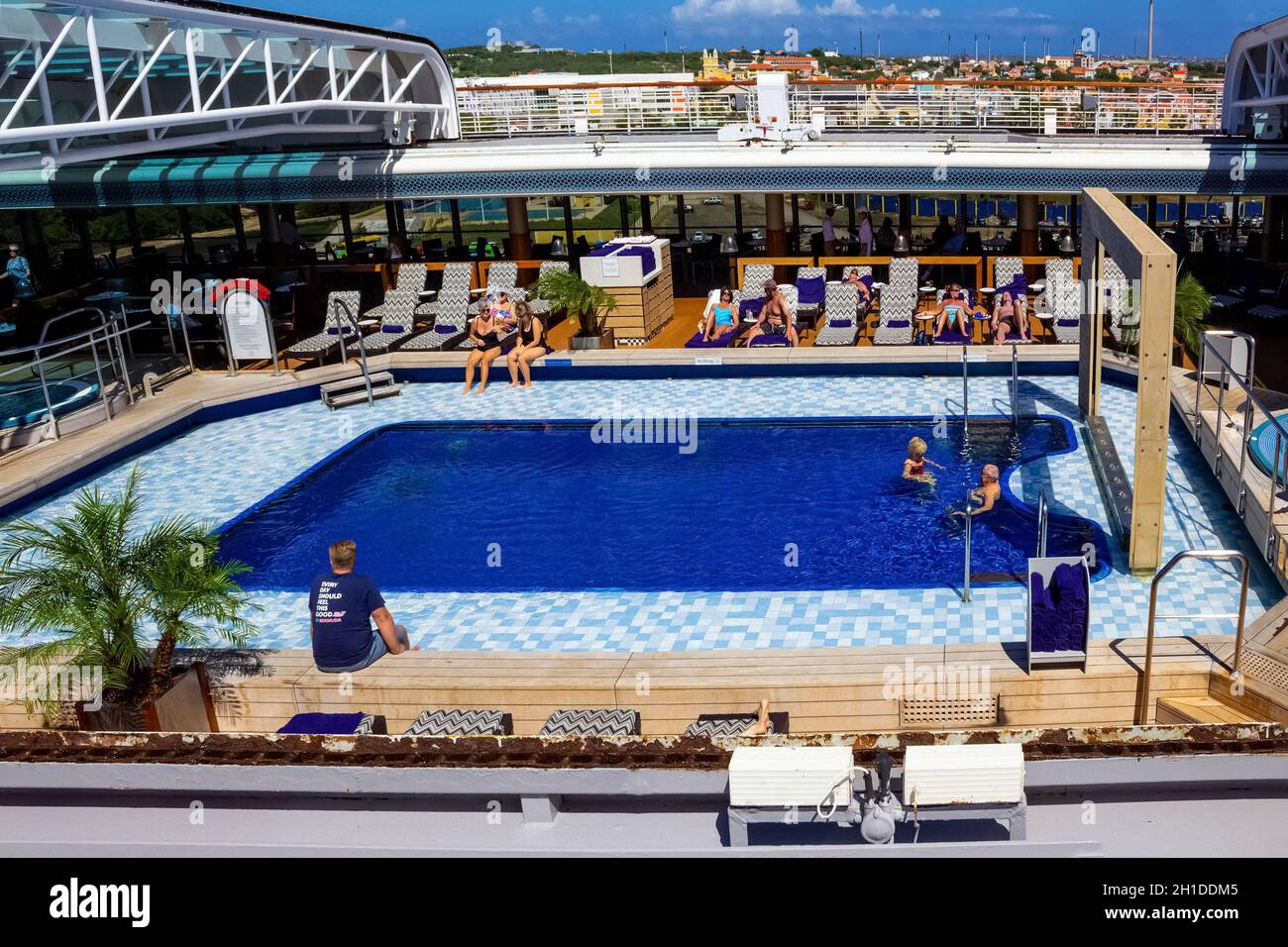 Oranjestad, Aruba - 8. Januar 2018: Oberdeck des Holland Amerika-Kreuzfahrtschiffs Eurodam Stockfoto