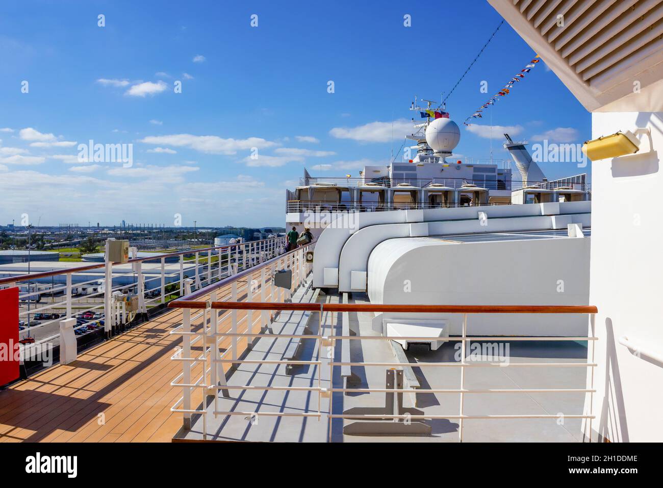 Fort Lauderdale - Dezember 1, 2019: Upper Deck von Holland America Kreuzfahrtschiff Eurodam im Seaport Port Everglades in Fort Lauderdale, Florida Stockfoto