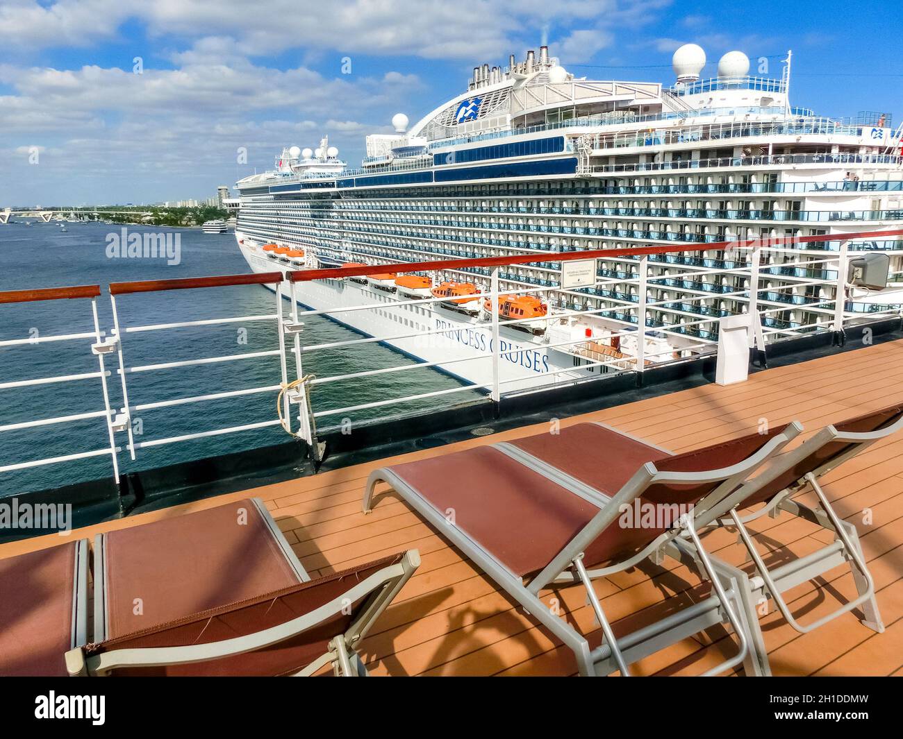Fort Lauderdale - Dezember 1, 2019: Upper Deck von Holland America Kreuzfahrtschiff Eurodam im Seaport Port Everglades in Fort Lauderdale, Florida Stockfoto