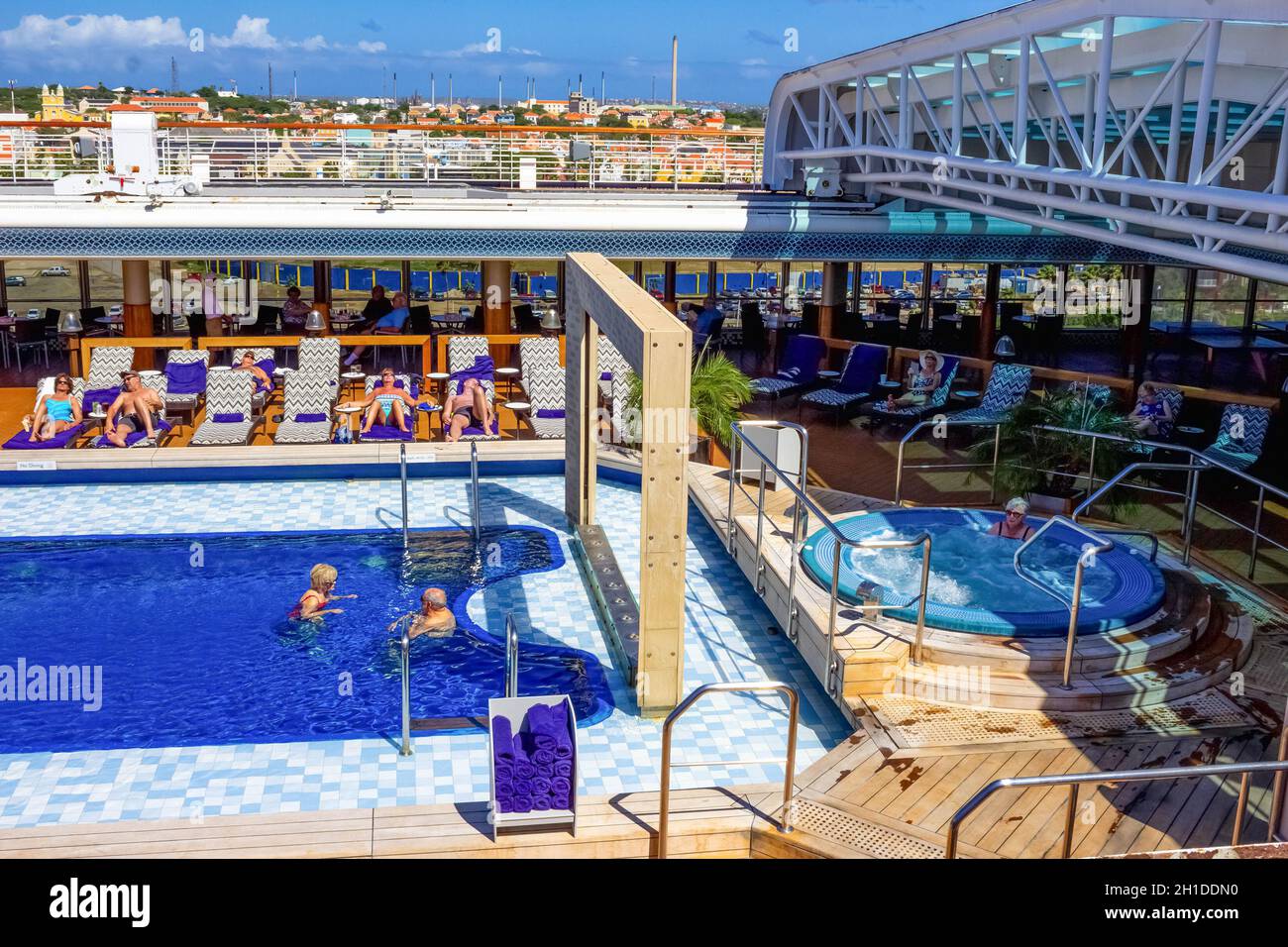 Oranjestad, Aruba - 8. Januar 2018: Oberdeck des Holland Amerika-Kreuzfahrtschiffs Eurodam Stockfoto