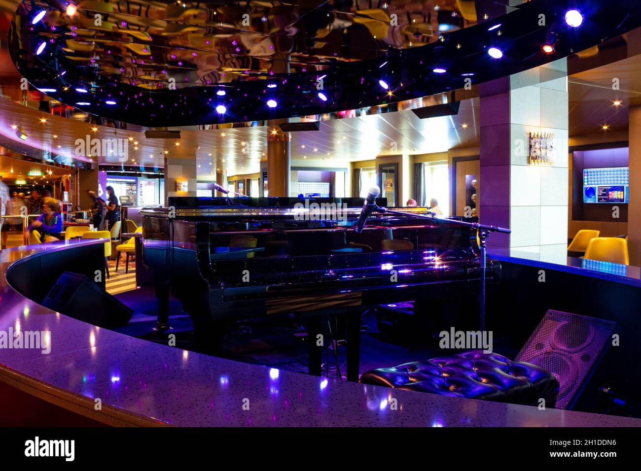 Fort Lauderdale - Dezember 9, 2019: Das Interieur der Bar in Holland America Kreuzfahrtschiff Eurodam im Seaport Port Everglades in Fort Lauderdale, Florida Stockfoto
