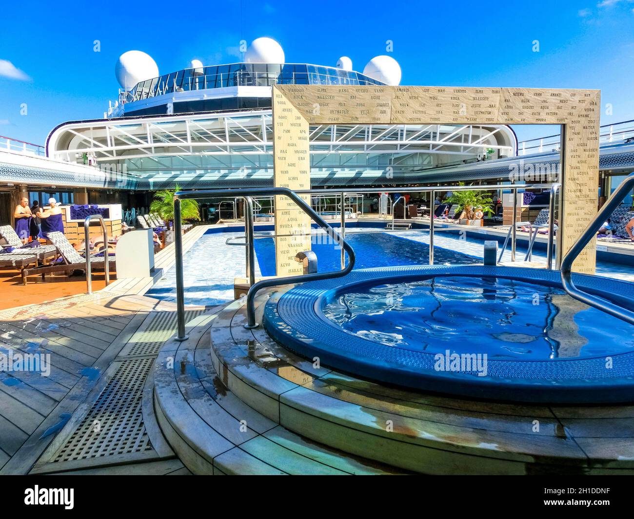 Fort Lauderdale - Dezember 1, 2019: Upper Deck von Holland America Kreuzfahrtschiff Eurodam im Seaport Port Everglades in Fort Lauderdale, Florida Stockfoto
