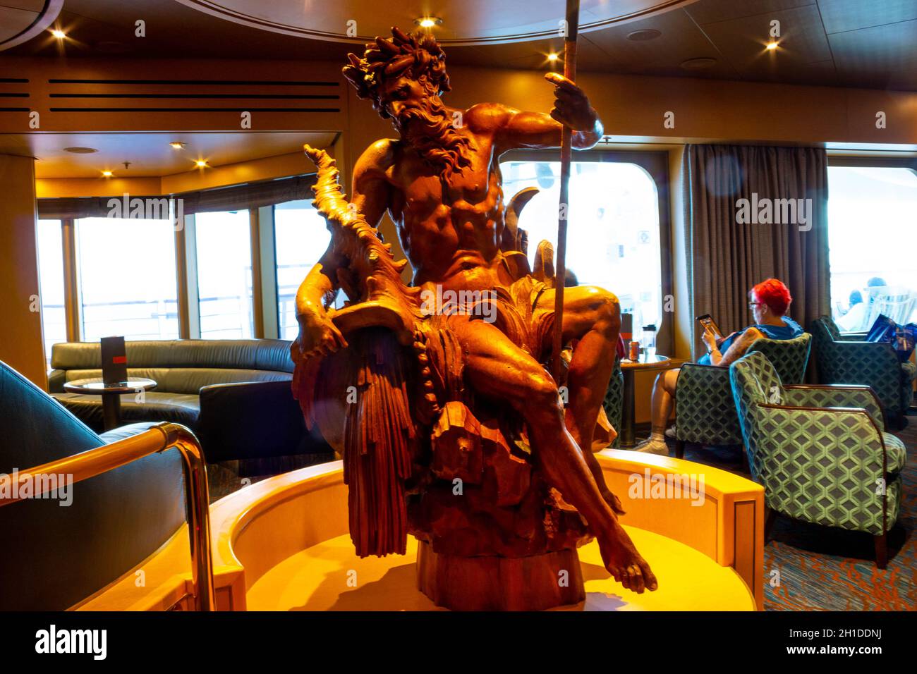 Fort Lauderdale - Dezember 9, 2019: Das Interieur der Bar in Holland America Kreuzfahrtschiff Eurodam im Seaport Port Everglades in Fort Lauderdale, Florida Stockfoto