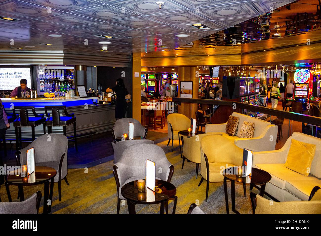 Fort Lauderdale - 2. Dezember 2019: Das Innere der Bar auf dem Holland America-Kreuzschiff Eurodam im Hafen Port Everglades in Fort Lauderdale, Florida Stockfoto