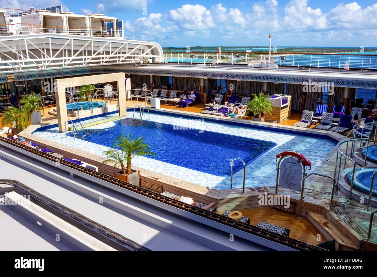 Half Moon Cay Island, Bahamas - 2. Dezember 2019: Oberdeck des Holland America-Kreuzfahrtschiffs Eurodam Stockfoto