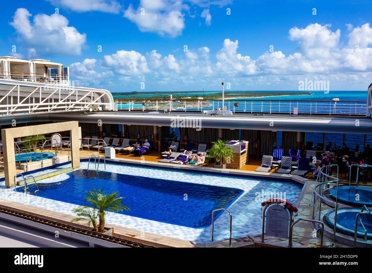 Half Moon Cay Island, Bahamas - 2. Dezember 2019: Oberdeck des Holland America-Kreuzfahrtschiffs Eurodam Stockfoto