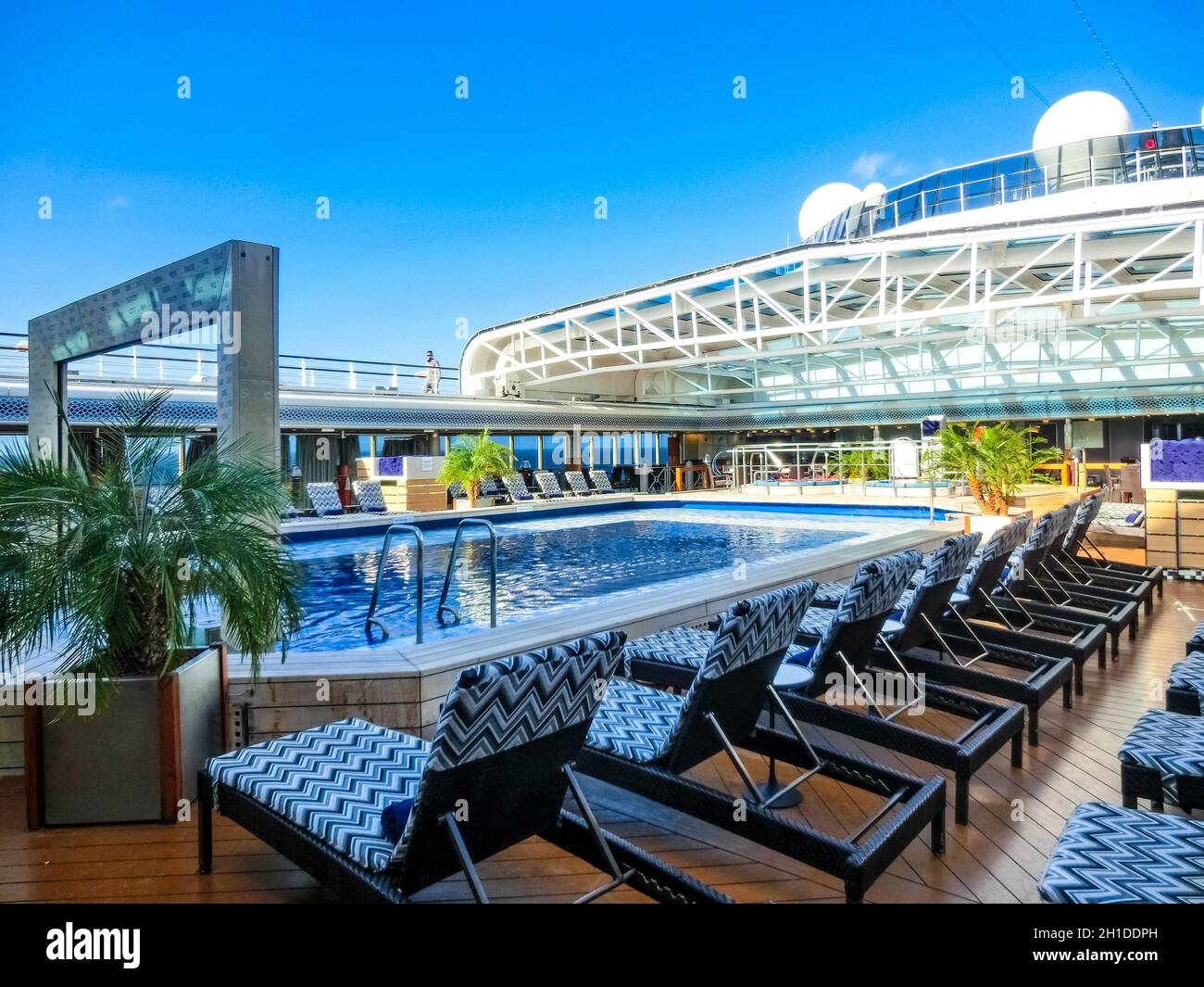 Fort Lauderdale - Dezember 1, 2019: Upper Deck von Holland America Kreuzfahrtschiff Eurodam im Seaport Port Everglades in Fort Lauderdale, Florida Stockfoto