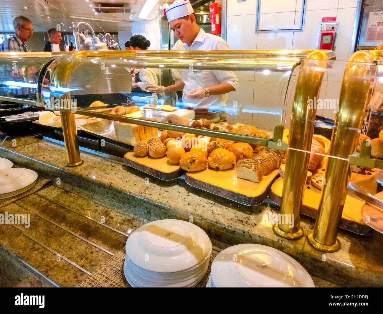 Gatun Lake, Panama - 5. Dezember 2019: Dining Room Buffet an Bord des Holland America Kreuzfahrtschiffs Eurodam Stockfoto