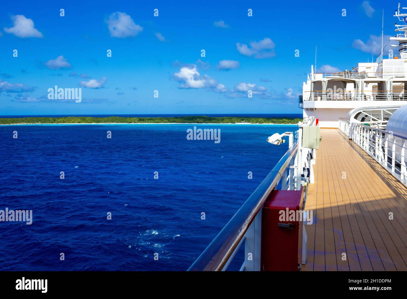 Half Moon Cay, Bahamas - 1. Dezember 2019: Oberdeck des Holland America-Kreuzfahrtschiffs Eurodam auf der Half Moon Cay Insel, Bahamas Stockfoto