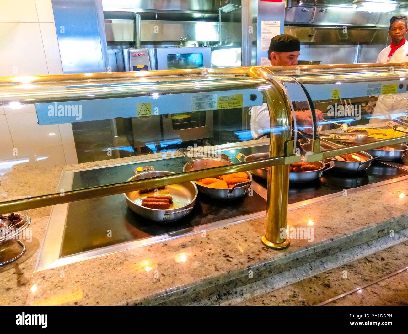 Gatun Lake, Panama - 5. Dezember 2019: Dining Room Buffet an Bord des Holland America Kreuzfahrtschiffs Eurodam Stockfoto