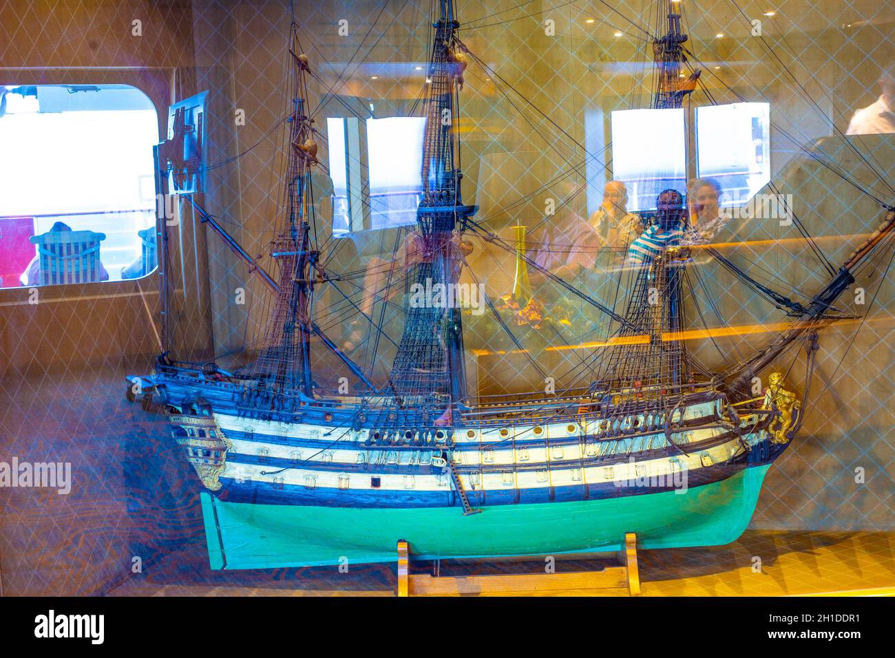 Fort Lauderdale - Dezember 9, 2019: Das Interieur der Bar in Holland America Kreuzfahrtschiff Eurodam im Seaport Port Everglades in Fort Lauderdale, Florida Stockfoto