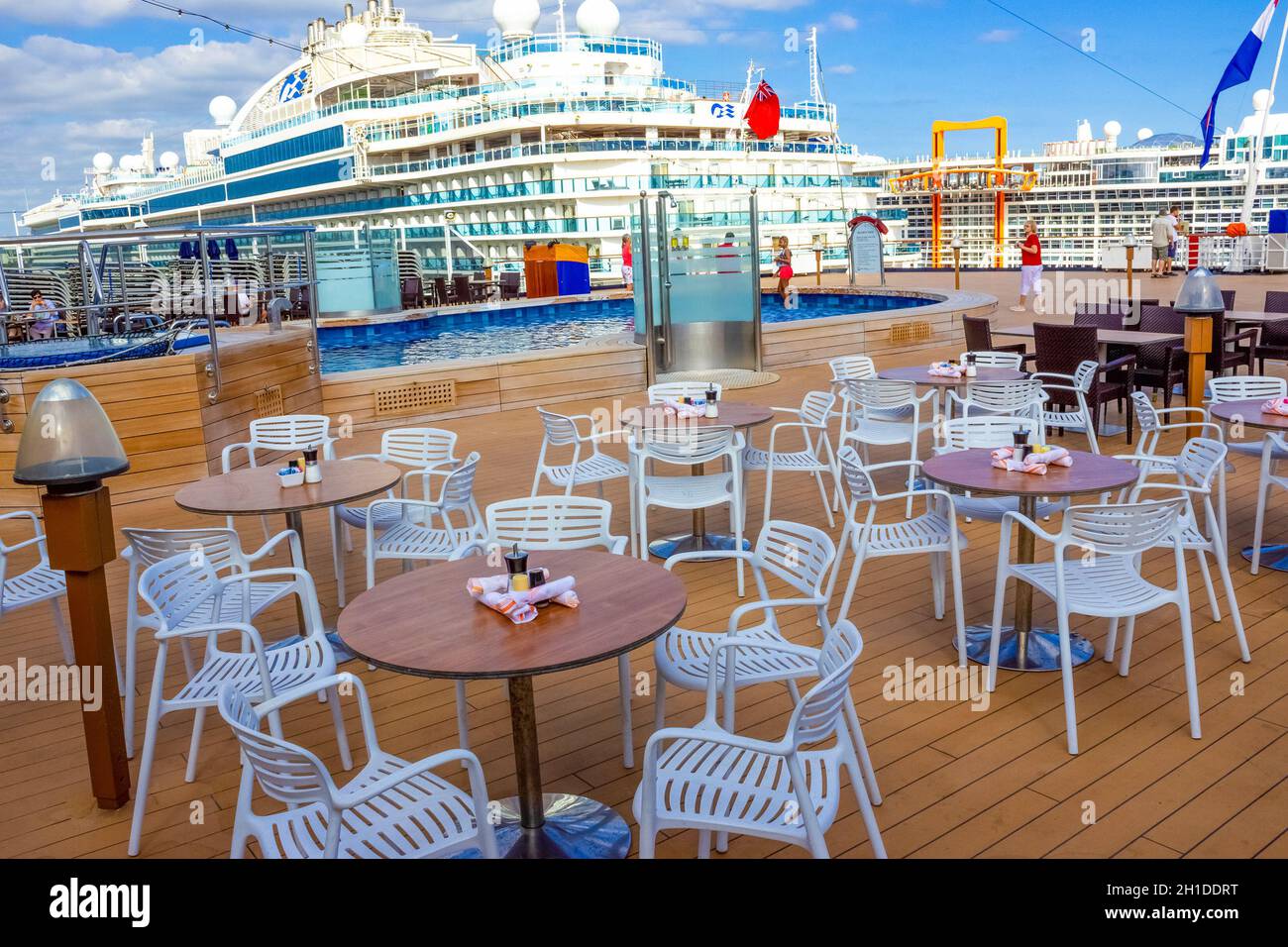 Fort Lauderdale - Dezember 1, 2019: Upper Deck von Holland America Kreuzfahrtschiff Eurodam im Seaport Port Everglades in Fort Lauderdale, Florida Stockfoto