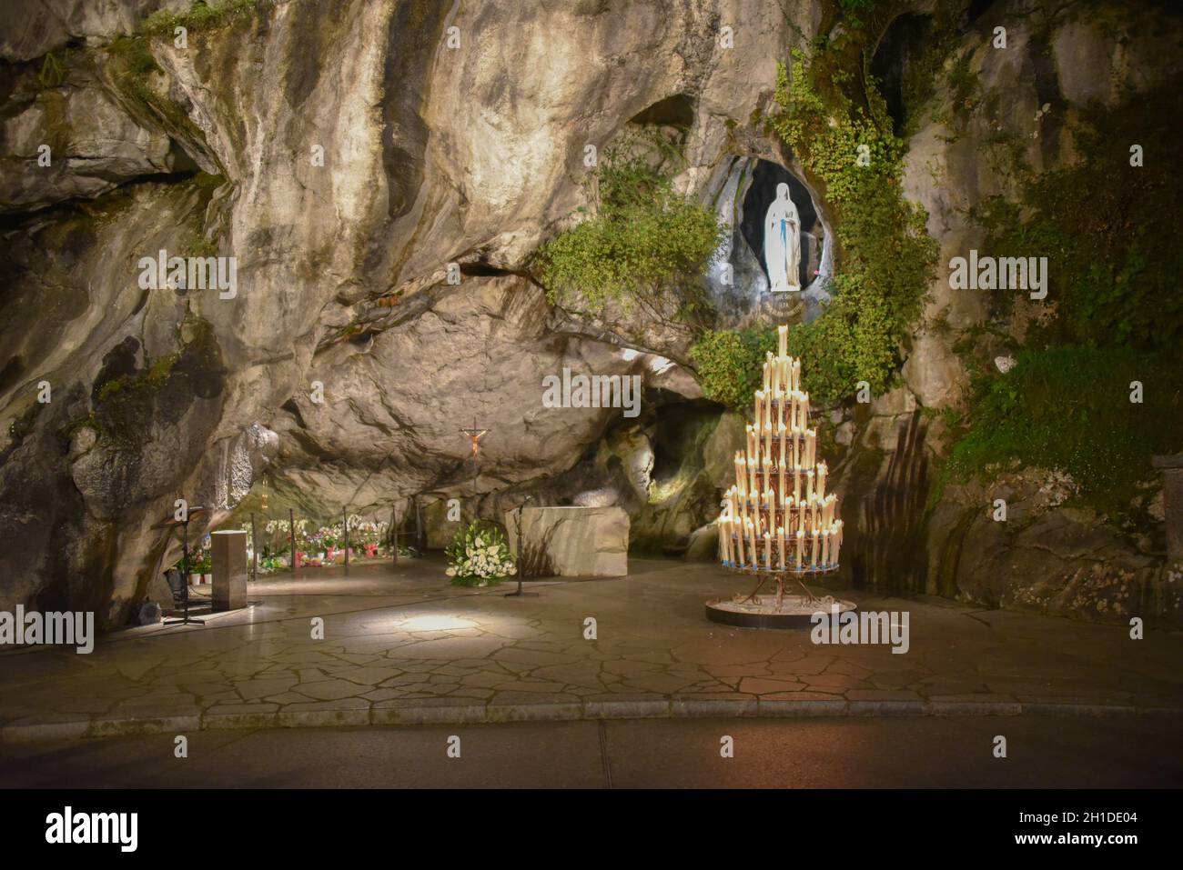Lourdes, Frankreich - 9 Oct 2021: Heiligtum der Jungfrau Maria in der Grotte Massabielle, Lourdes Stockfoto