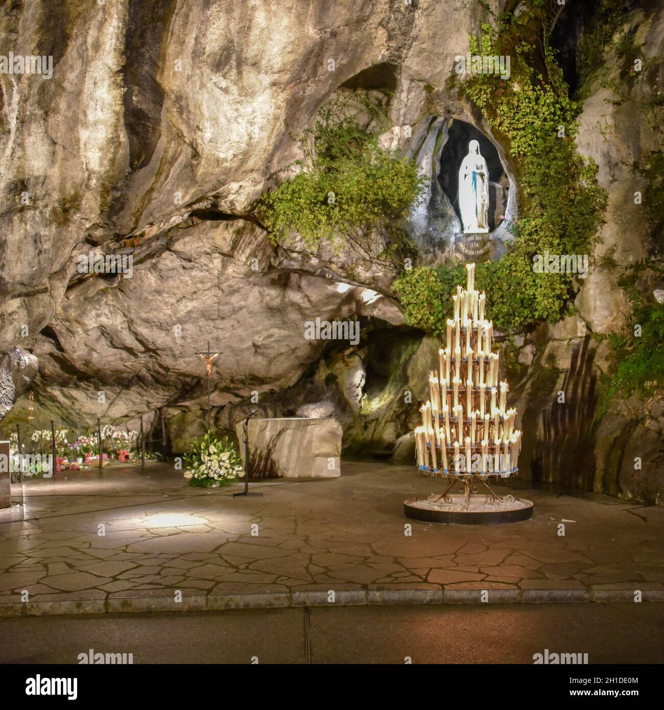 Lourdes, Frankreich - 9 Oct 2021: Heiligtum der Jungfrau Maria in der Grotte Massabielle, Lourdes Stockfoto