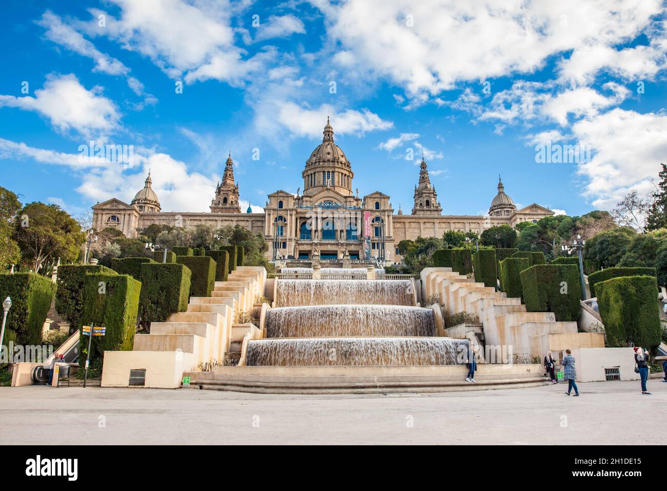 BARCELONA - MÄRZ 2018: Magischer Brunnen von Montjuic und das Museu Nacional d'Art de Catalunya Stockfoto