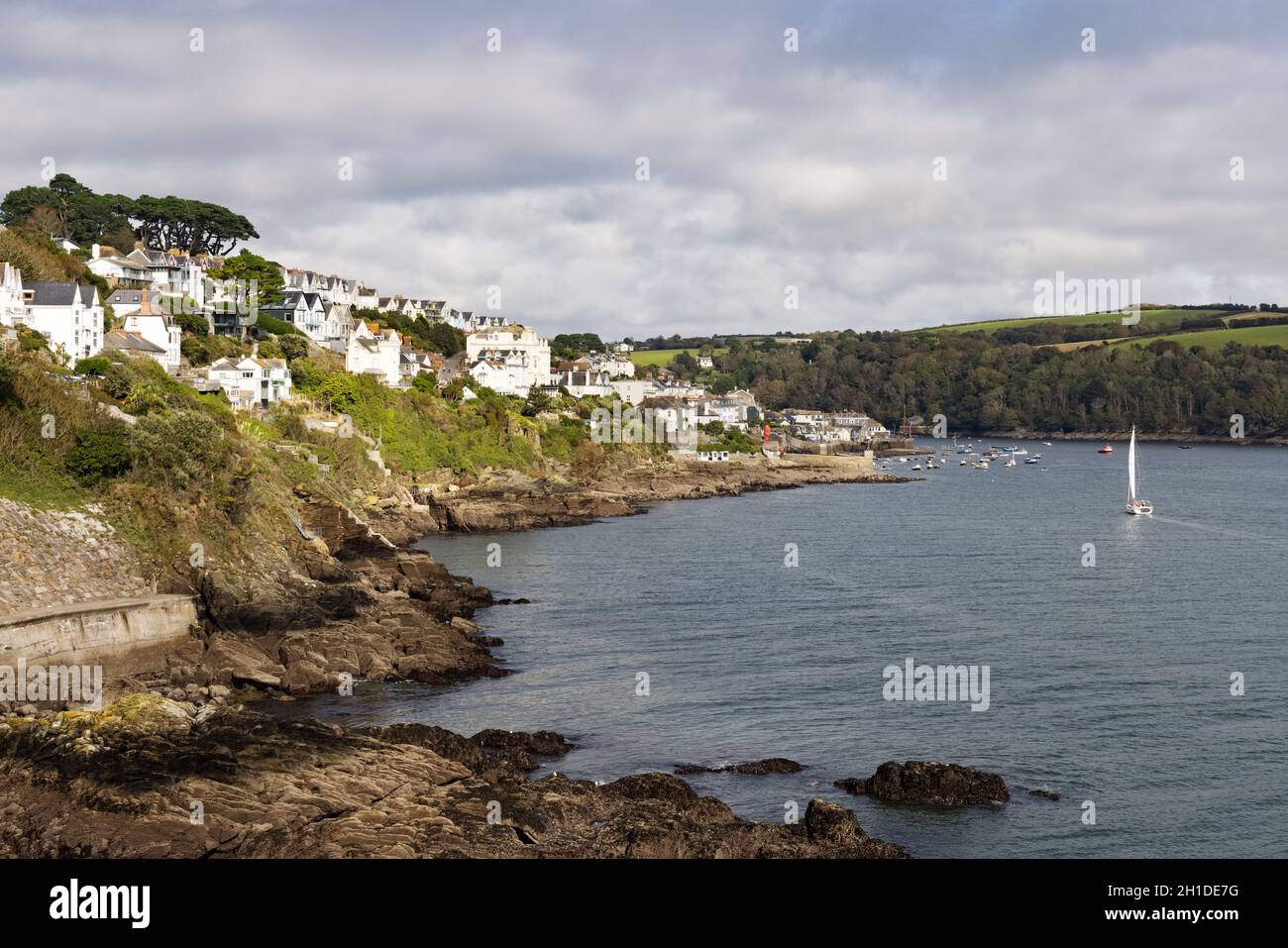 Fowey Estuary Cornwall - ein Segelboot nähert sich der Stadt Fowey im Fluss Fowey Estuary im Herbst, Cornwall Küste, Cornwall Großbritannien Stockfoto