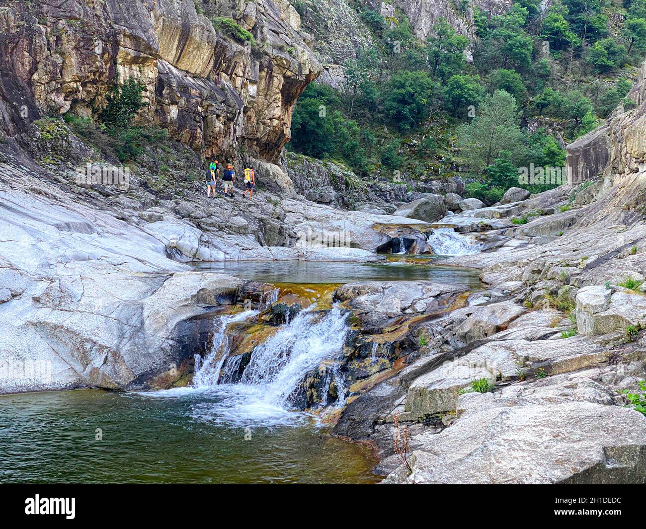 Eine Gruppe von nicht erkennbaren Völkern, die in den Chassezac-Schluchten Canyoning machen Stockfoto