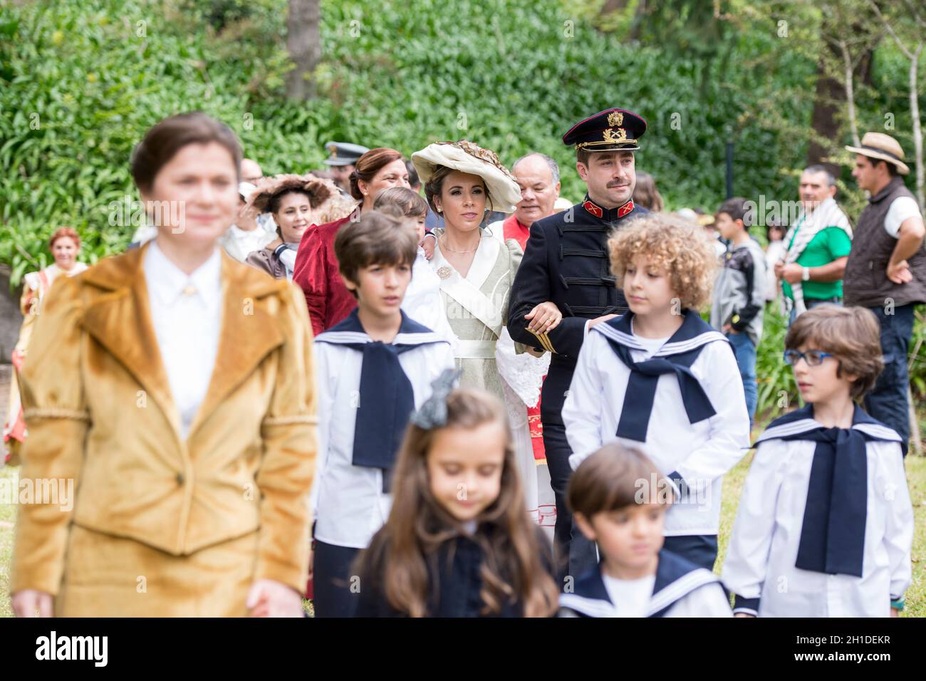 Zwei Laiendarsteller, die den Kaiser von Österreich Karl 1 oder Karl 1 und seine Frau Zita in der Quinta Jardins do Imperador bei der Wiedereröffnung der Emp handeln Stockfoto