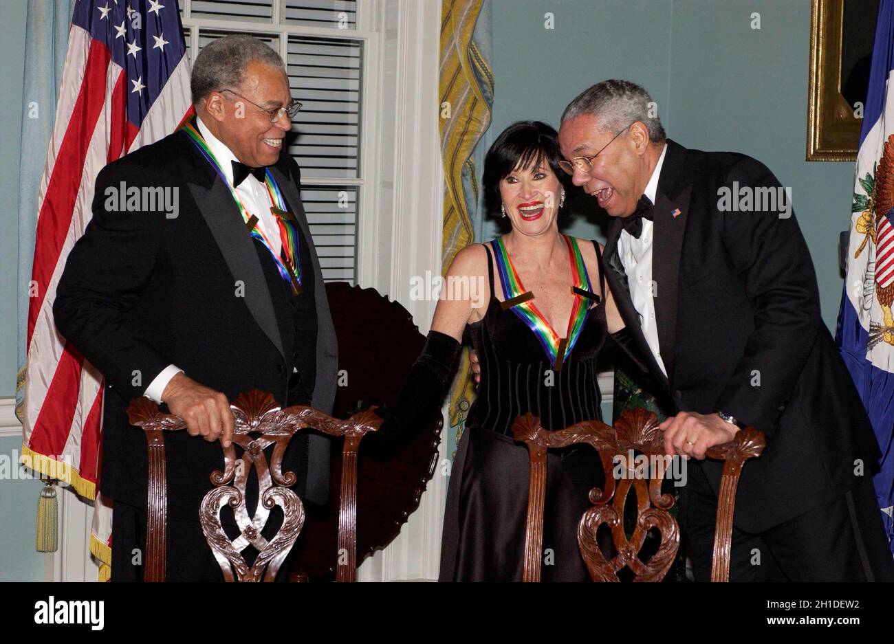 Der Schauspieler James Earl Jones, links, und die Theaterschauspielerin Chita Rivera lachen mit Außenminister Colin Powell, rechts, bevor am Samstag, dem 7. Dezember 2002, ein Gruppenfoto der 2002 Kennedy Center Honorees im US-Außenministerium in Washington, DC, gemacht wurde. Sie werden für ihre lebenslangen Beiträge zur amerikanischen Kultur durch die darstellenden Künste geehrt.Quelle: Robert Trippett - Pool via CNP Stockfoto