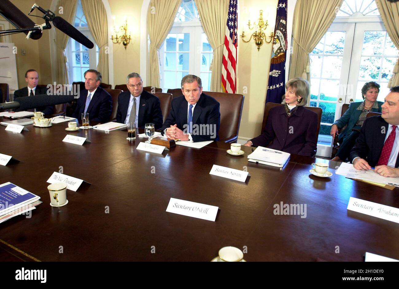 Der Präsident der Vereinigten Staaten, George W. Bush, trifft sich am 19. März 2001 im Kabinettsaal des Weißen Hauses in Washington, DC mit der National Energy Policy Development Group. Im Bild von links nach rechts: Mitch Daniels, OMB-Direktor, Handelsminister Donald Evans, Colin Powell, Präsident Bush, Innenminister Gayle Norton, Karen Hughes, Kommunikationsdirektorin des Weißen Hauses und der Minister für Energie, Spencer Abraham. Kredit: Ron Sachs/CNP Stockfoto