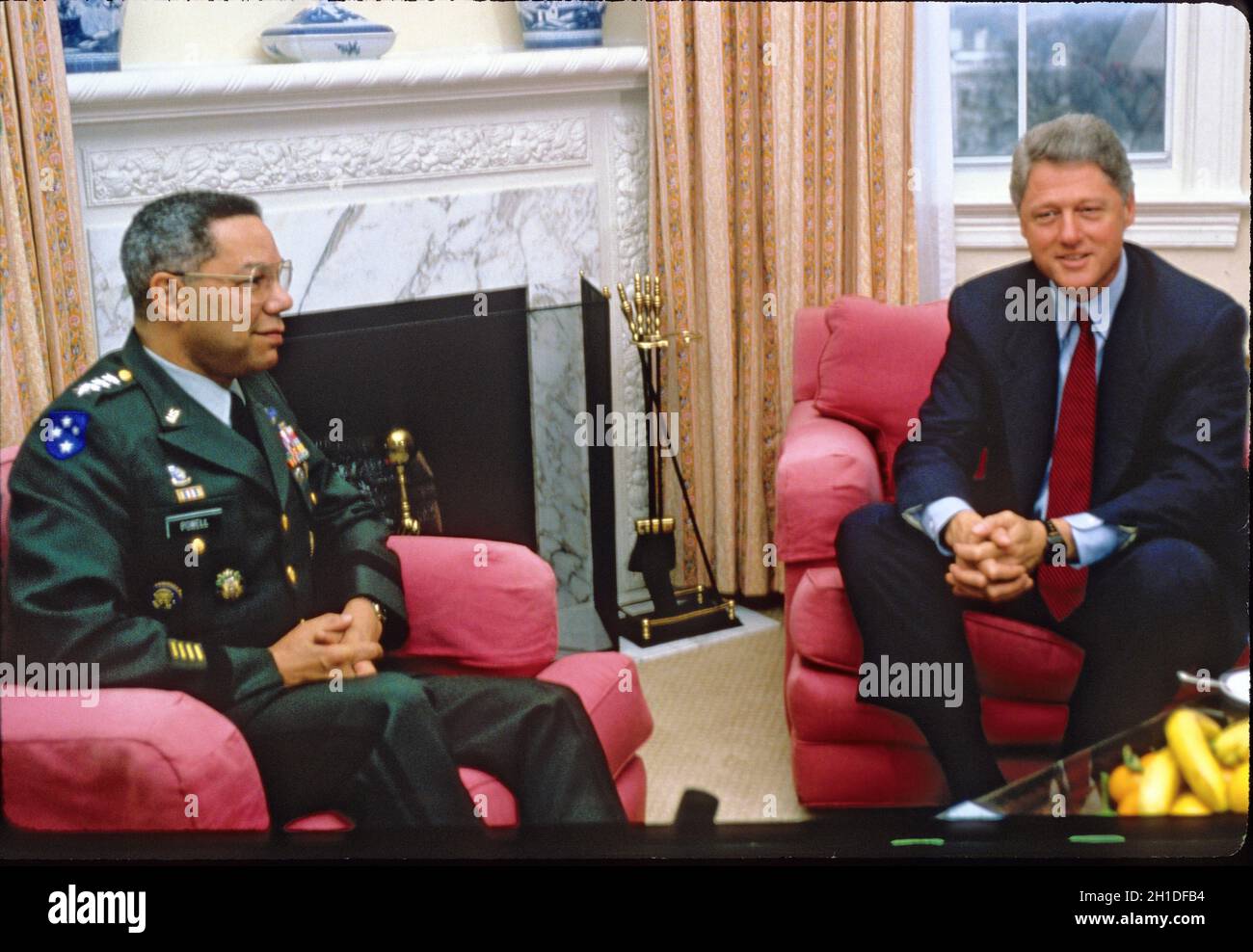Der designierte Präsident der Vereinigten Staaten, Bill Clinton, trifft am 19. November 1992 in seinem Hotel in Washington, DC, General Colin Powell, Chairman, Joint Chiefs of Staff.Quelle: Jeff Markowitz/Pool via CNP Stockfoto