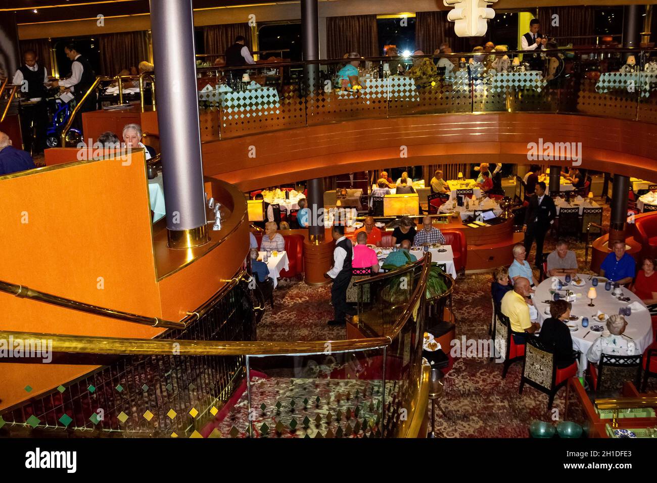 Willemstad, Curacao, Niederlande - 5. Dezember 2019: Die Leute beim Abendessen im Grande Restaurant und Tische mit Gerichten auf der luxuriösen Holland Amerika Kreuzfahrt Stockfoto