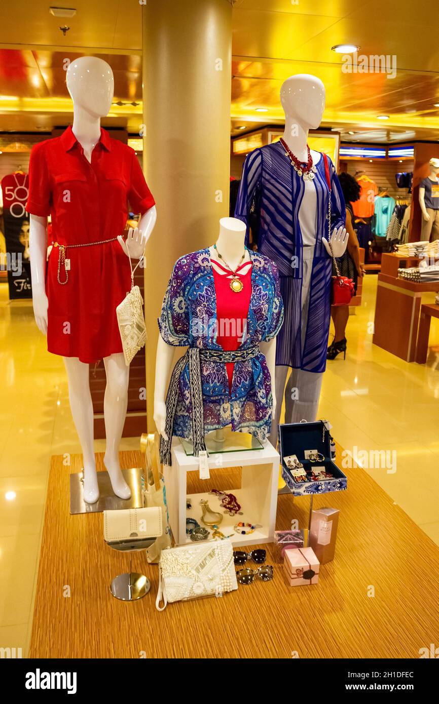 Half Moon Cay Island, Bahamas - 2. Dezember 2019: Der Shop mit Souvenirs auf dem Holland America Cruise Ship Eurodam Stockfoto