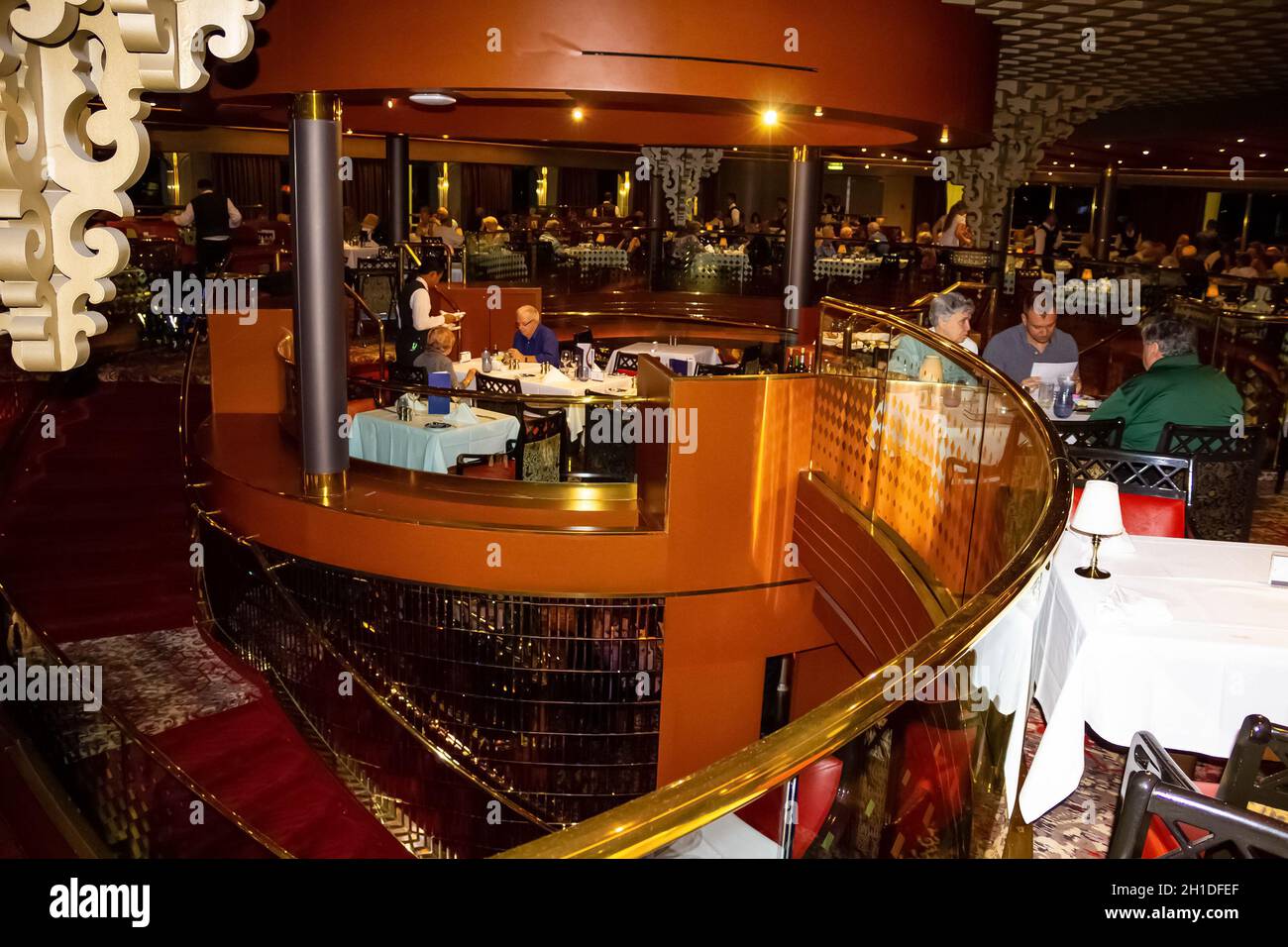 Willemstad, Curacao, Niederlande - 5. Dezember 2019: Die Leute beim Abendessen im Grande Restaurant und Tische mit Gerichten auf der luxuriösen Holland Amerika Kreuzfahrt Stockfoto