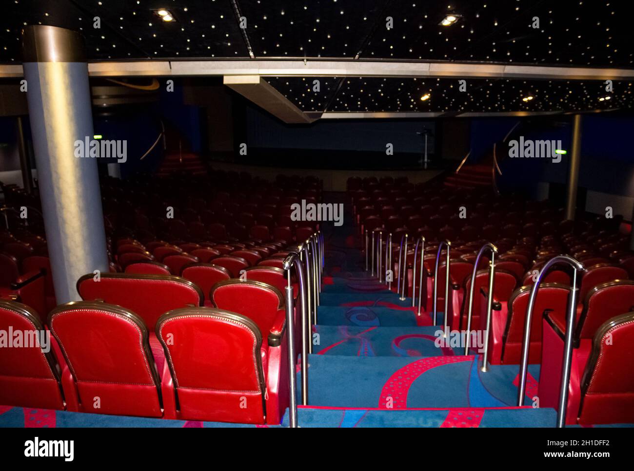 Fort Lauderdale - 9. Dezember 2019: Das Theater auf dem Holland America-Kreuzschiff Eurodam im Hafen Port Everglades in Fort Lauderdale, Florida Stockfoto
