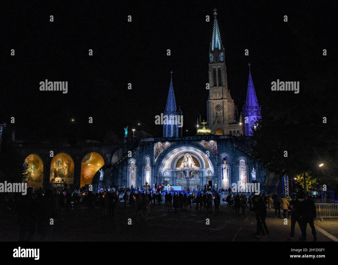 Lourdes, Frankreich - 9 Oct 2021: Nächtliche Ansichten der Rosenkranzbasilika in Lourdes Stockfoto