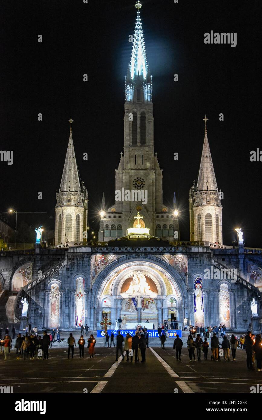 Lourdes, Frankreich - 9 Oct 2021: Nächtliche Ansichten der Rosenkranzbasilika in Lourdes Stockfoto