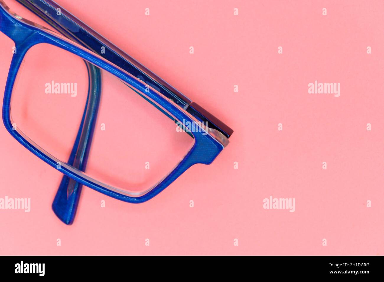 Nahaufnahme der blauen Brille auf pinkfarbenem Hintergrund, Draufsicht . Stockfoto