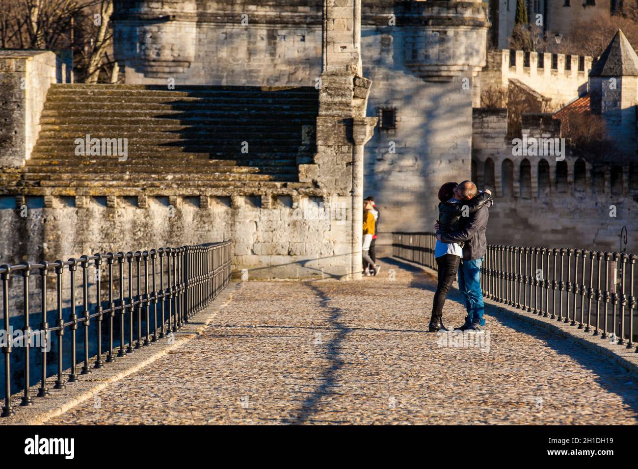 AVIGNON, Frankreich - MÄRZ, 2018: Paar umarmen und an der berühmten Brücke von Avignon küssen auch genannt Pont Saint-Benezet bei Avignon Frankreich Stockfoto