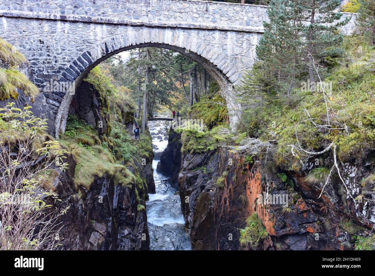 Cauterets, Frankreich - 10. Oktober 2021: Die Brücke Pont d'Espagne über den Gave de Marcadau im Nationalpark der Pyrenäen Stockfoto