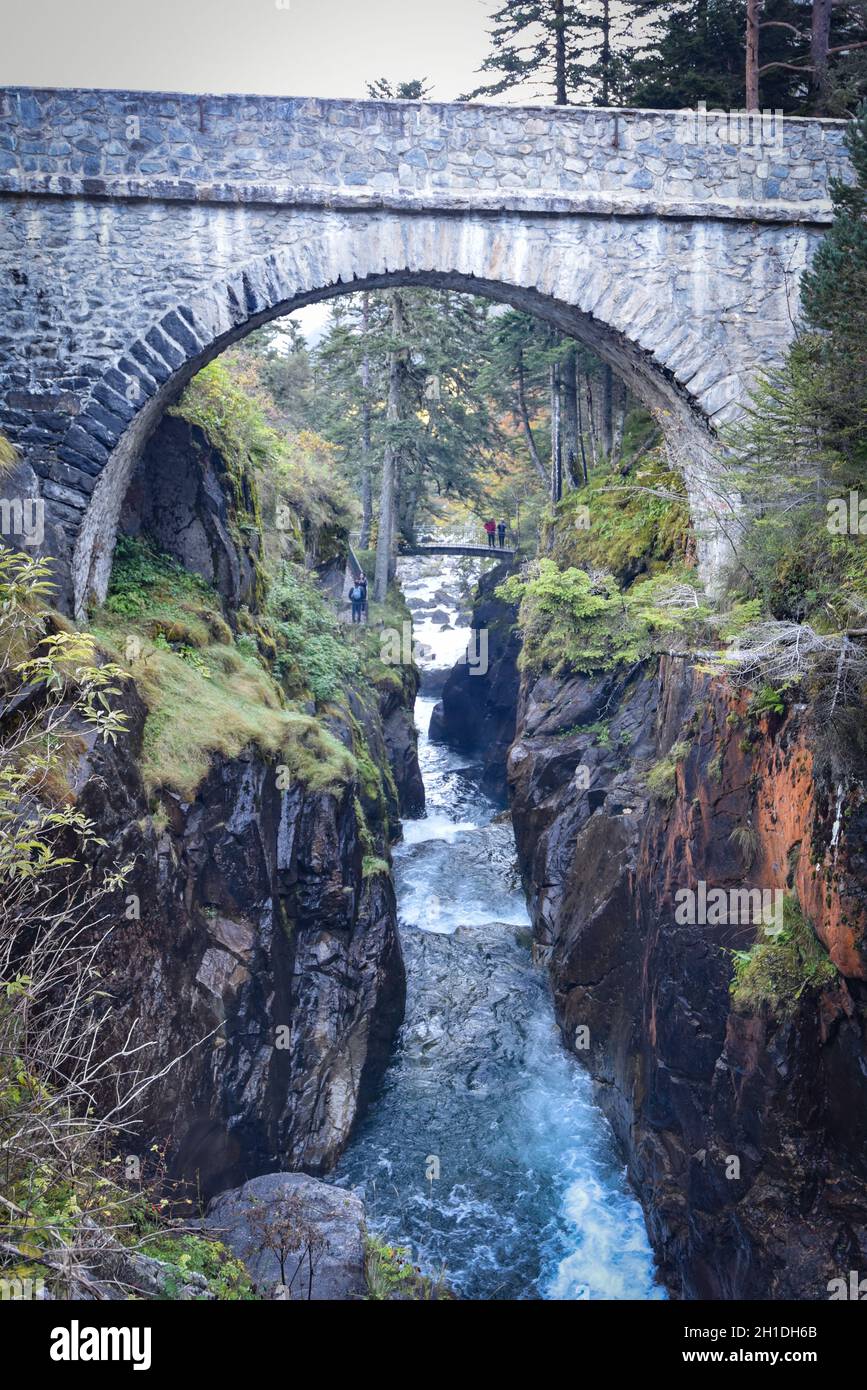 Cauterets, Frankreich - 10. Oktober 2021: Die Brücke Pont d'Espagne über den Gave de Marcadau im Nationalpark der Pyrenäen Stockfoto