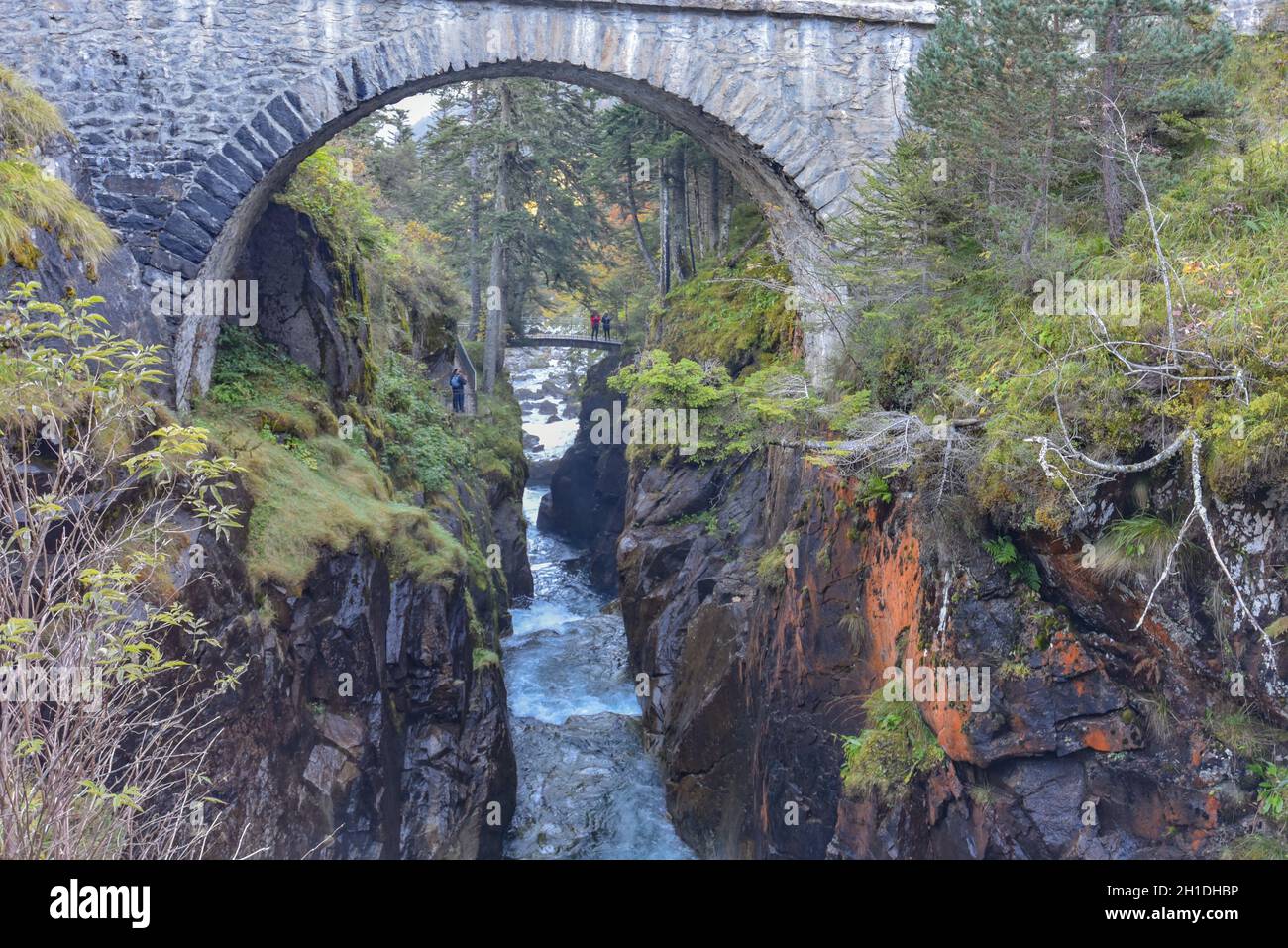 Cauterets, Frankreich - 10. Oktober 2021: Die Brücke Pont d'Espagne über den Gave de Marcadau im Nationalpark der Pyrenäen Stockfoto