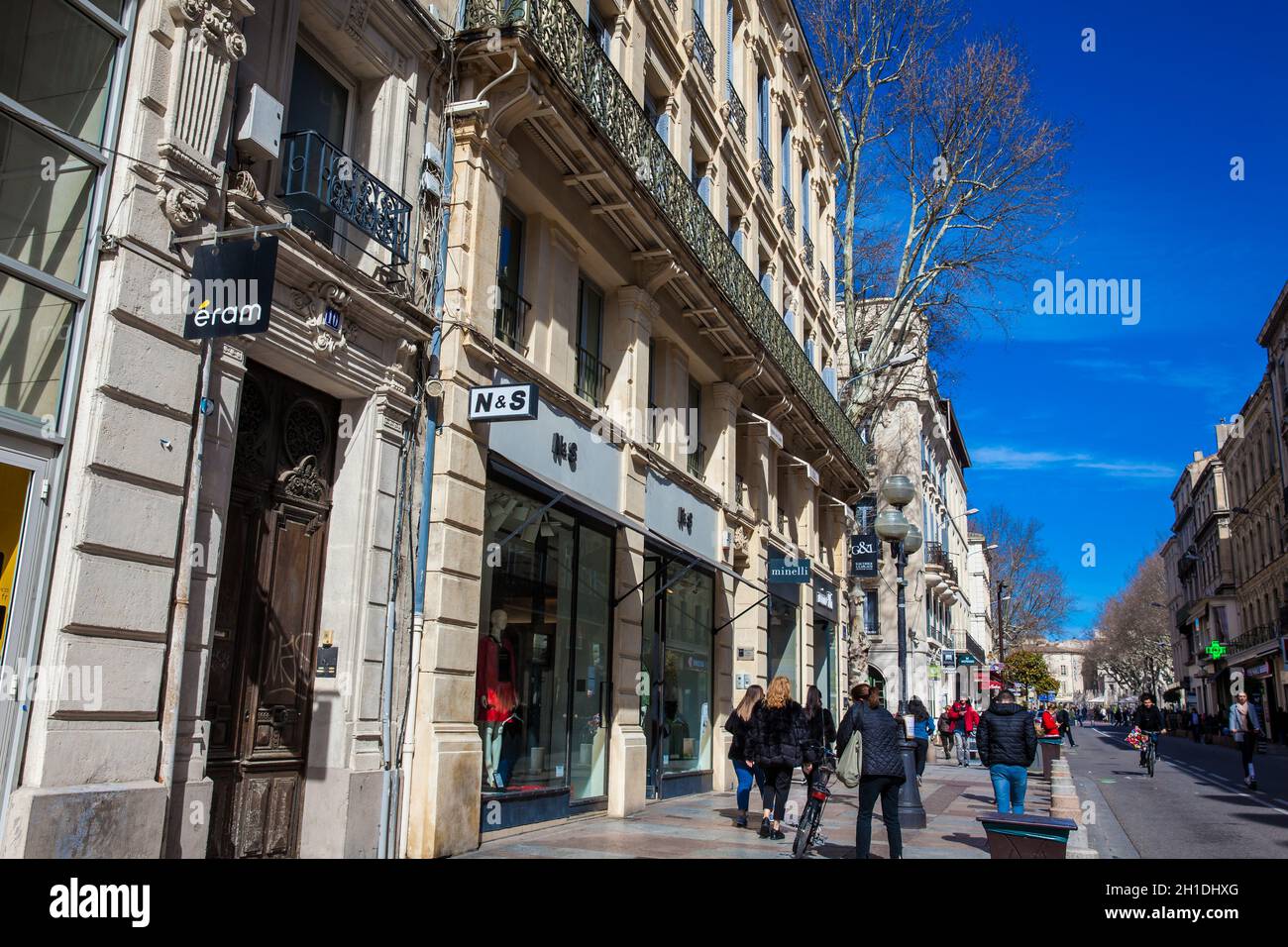 AVIGNON, FRANKREICH - MÄRZ 2018: Straße der Altstadt von Avignon im Winter Stockfoto