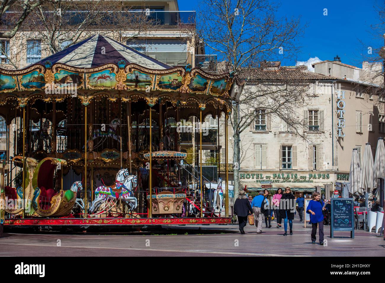 AVIGNON - MÄRZ 2018: Französisches Karussell im altmodischen Stil mit Treppen am Place de l'Horloge in Avignon Frankreich Stockfoto