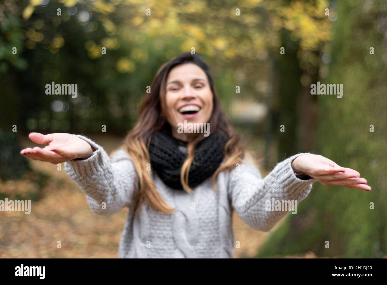 Junge verspielte Frau die Natur genießen im Herbst Park. Stockfoto