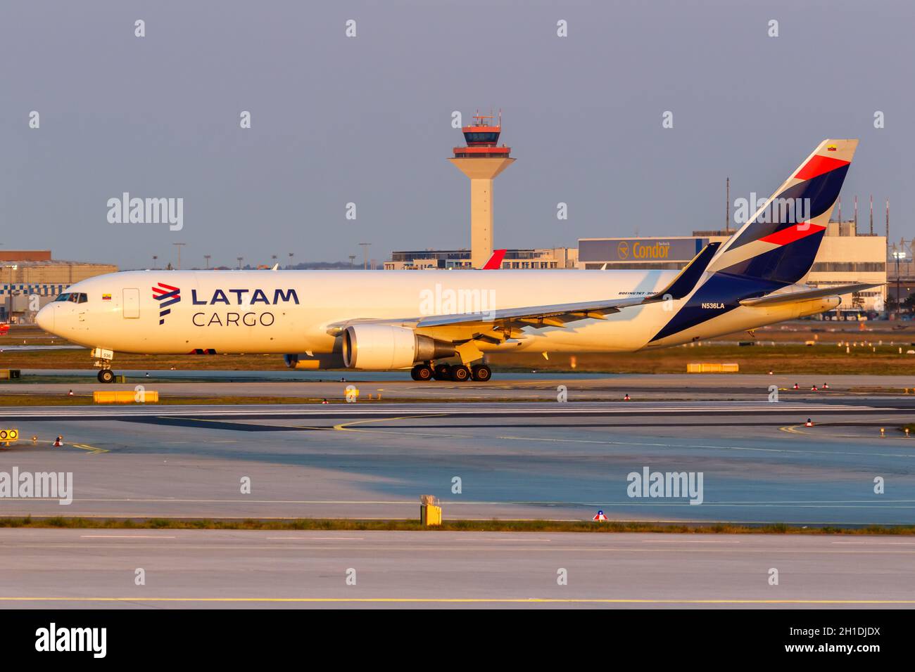 Frankfurt, Deutschland – 7. April 2020: LATAM Cargo Boeing 767-300F Flugzeug am Flughafen Frankfurt (FRA) in Deutschland. Boeing ist ein amerikanischer Flugzeughersteller Stockfoto