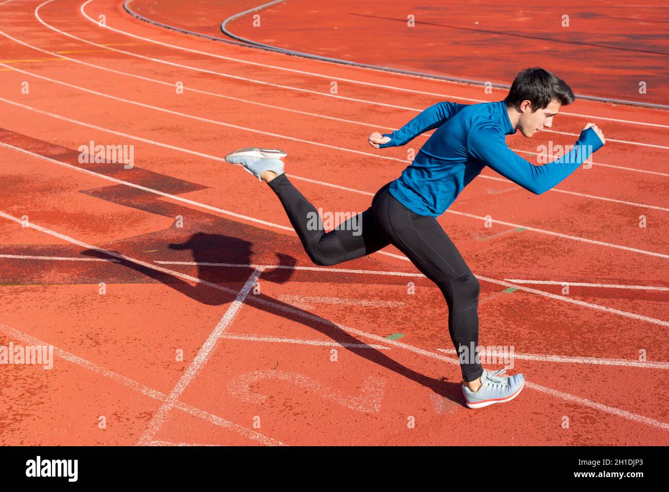 Runner seinen Sprint auf der Laufstrecke in einem Stadion. Stockfoto