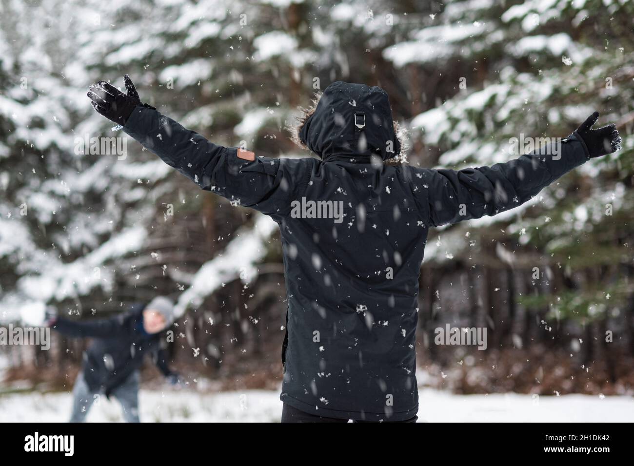 Junge glücklich Freunde genießen werfen Schneebälle, Spaß in die schneebedeckten Berge. Stockfoto