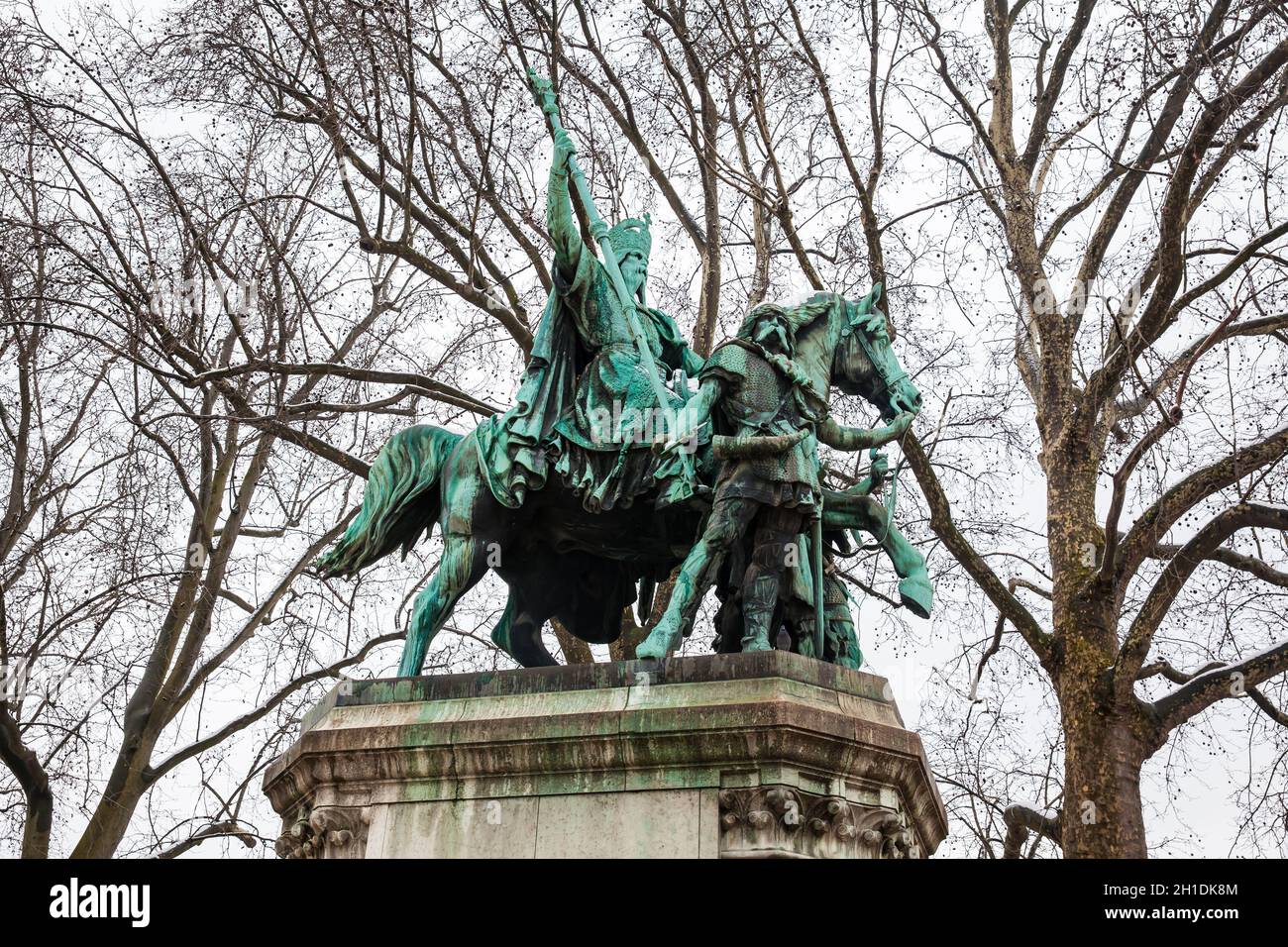 PARIS, Frankreich, März 2018: Karl der Große und seine Wachen Monument, das sich direkt neben der Kathedrale Notre Dame Stockfoto