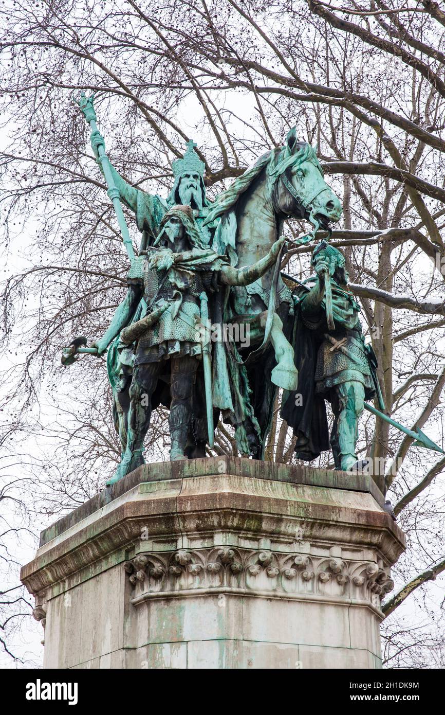 PARIS, Frankreich, März 2018: Karl der Große und seine Wachen Monument, das sich direkt neben der Kathedrale Notre Dame Stockfoto