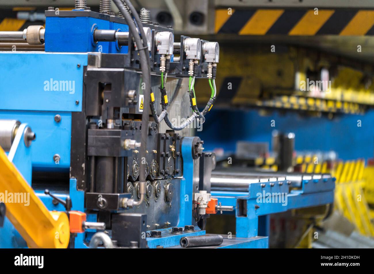 Stempeln von Metallblech durch Pressen von Maschine, cnc-Steuerung Metallpressmaschine, hochpräzise und hochpräzise Metallpressen und Stanzen . Stockfoto